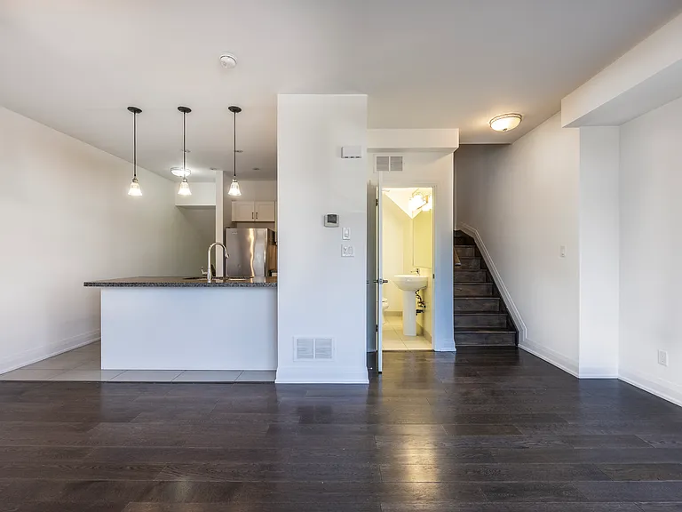 130 Raglan Ave — Photo 7