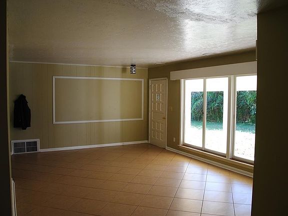 2nd image of 711 W Lilac St