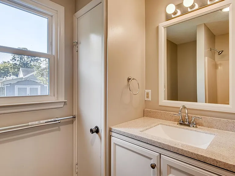 707 E Iredell Ave — Photo 7