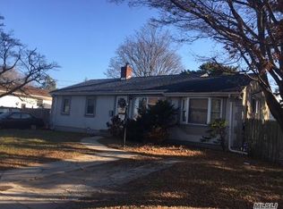 201 7th St, Lindenhurst, NY 11757