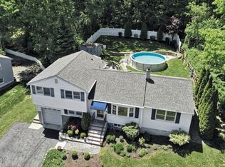 99 Knolls Rd, Bloomingdale, NJ 07403