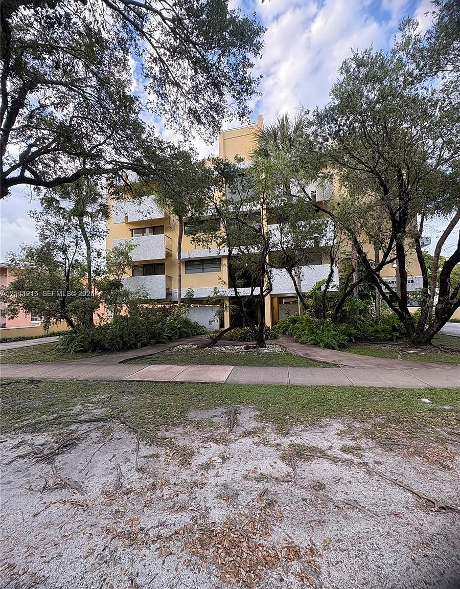 Quinary Club Apts Condo — Photo 1