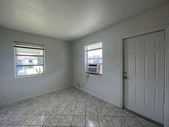 3rd image of 2228 Grant St APT 1