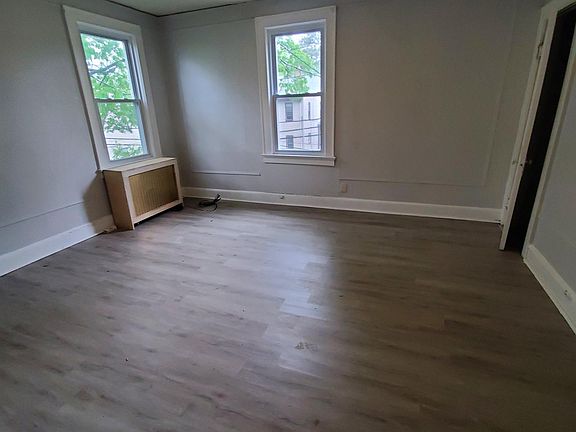 5th image of 347 S Clinton St Floor 1