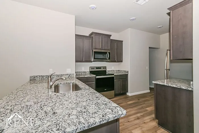 3 bed, 2.0 bath, 1405 sqft, $1,545 — Photo 4
