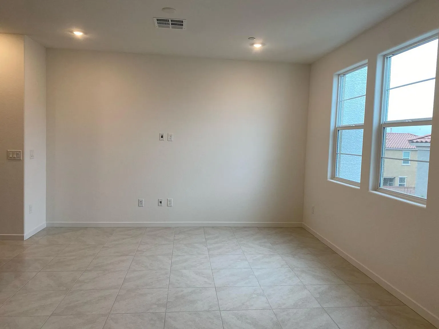 3 bed, 1374 sqft, $2,600 — Photo 2