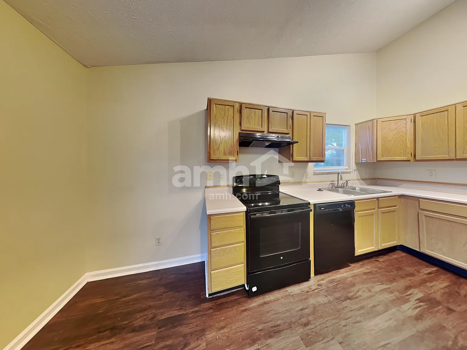 3 bed, 2.0 bath, 1255 sqft, $1,705 — Photo 3