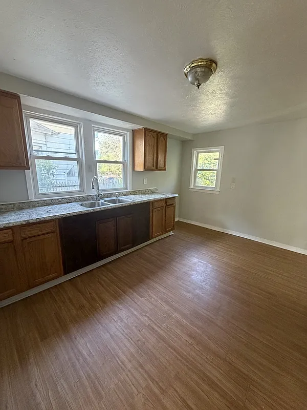 4 bed, 1.0 bath, 1477 sqft, $2,079 — Photo 4