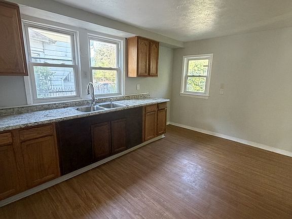 4th image of 631 E 113th St