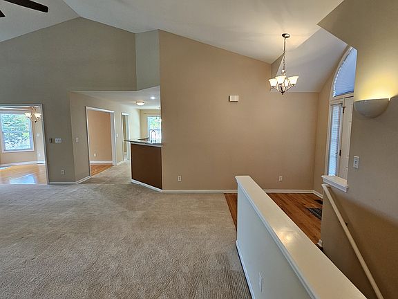 5th image of 647 Knolls St W