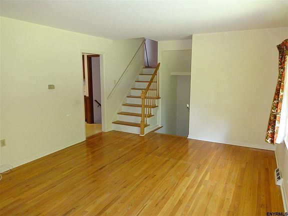 3rd image of 543 Leahy Ln