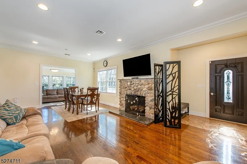 3 bed, 1656 sqft, $4,200 — Photo 2