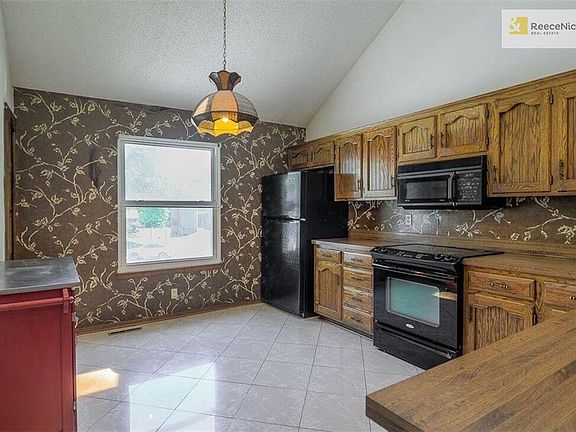 LOTS OF CABINETS AND COUNTERSPACE!