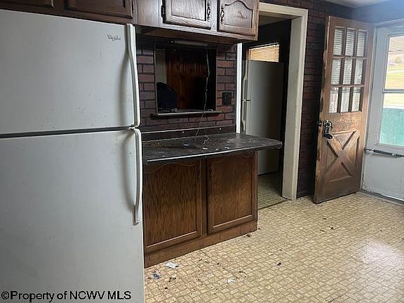 4th image of 16 Green Hill Ln
