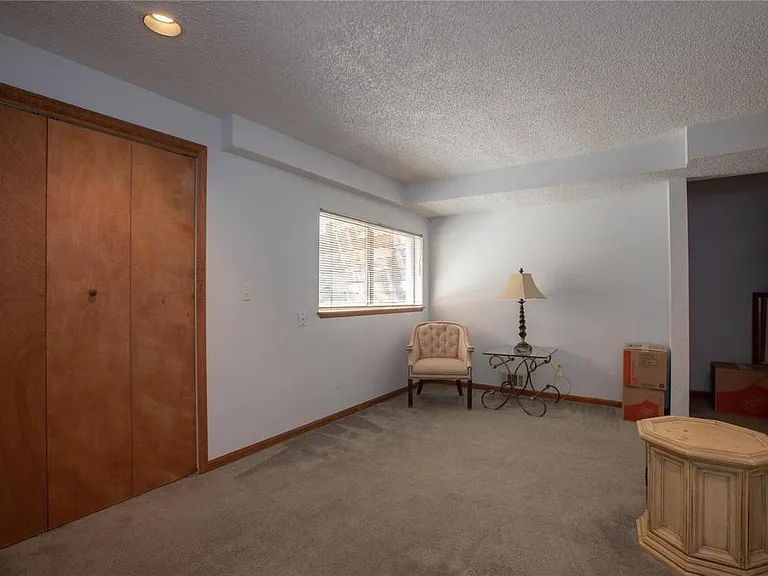 Large downstairs bedroom w/ walk in closet
