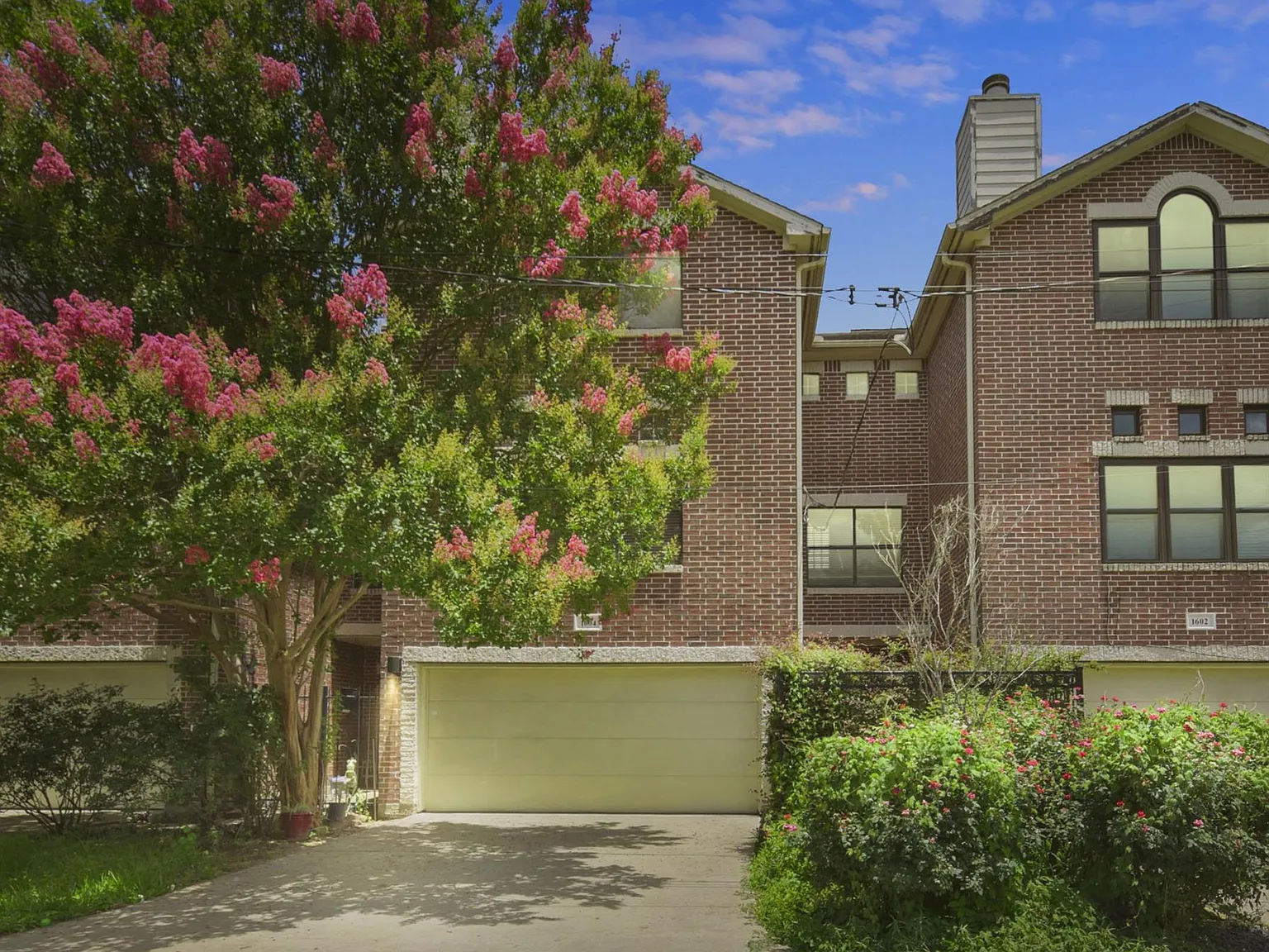 3 bed, 3.0 bath, 2412 sqft, $2,950 — Photo 3
