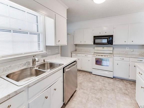 3rd image of 10 Camellia Dr
