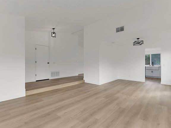 4th image of 12924 Knotty Pine St