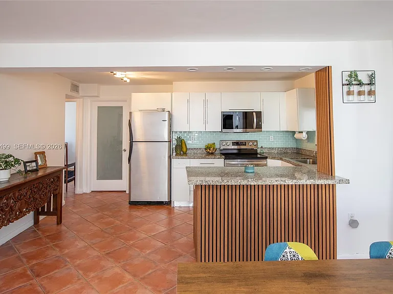 1801 S Treasure Dr #321 — Photo 4