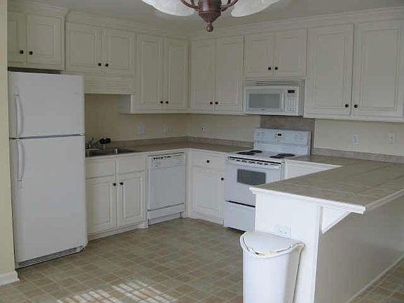 2nd image of 211 White Oak Pl