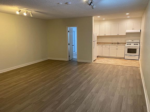 4th image of 415 N Broadway APT 6D