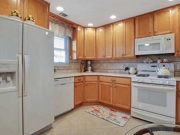 5th image of 131 Alicia Dr