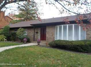 6 Hunt Ln, Staten Island, NY 10304