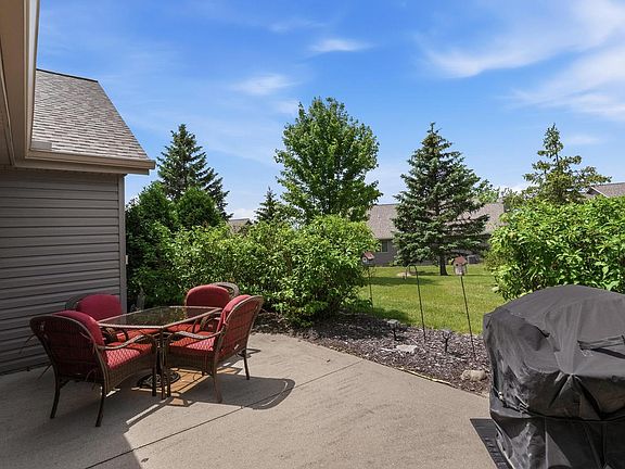 3rd image of W203N16151 Pin Oak CIRCLE