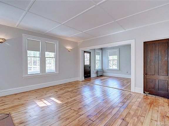 5th image of 139 Williams St W