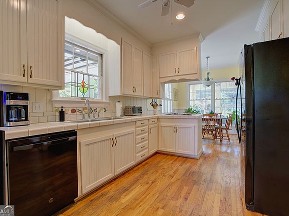 5th image of 8 Fieldwood Rd NE
