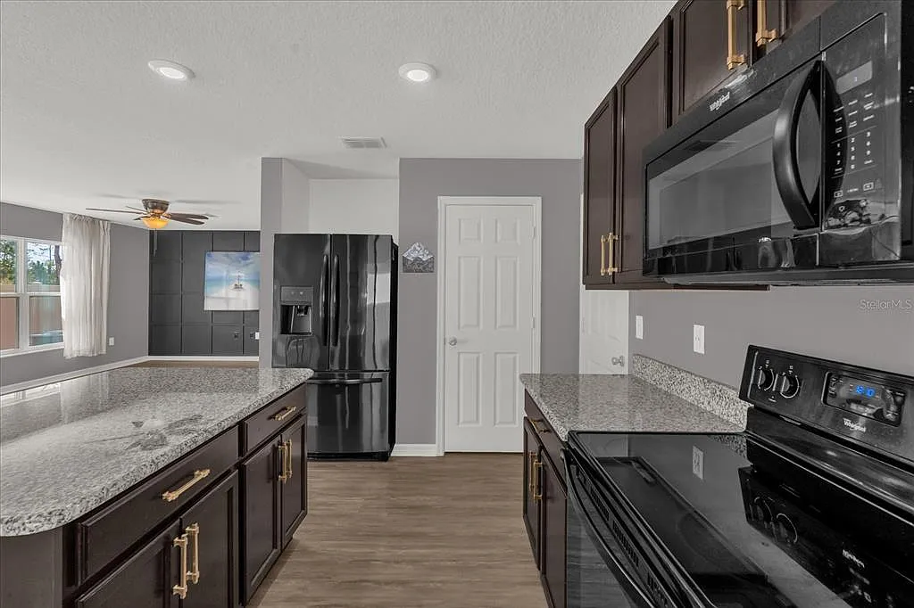 4 bed, 2.5 bath, 1986 sqft, $2,350 — Photo 3