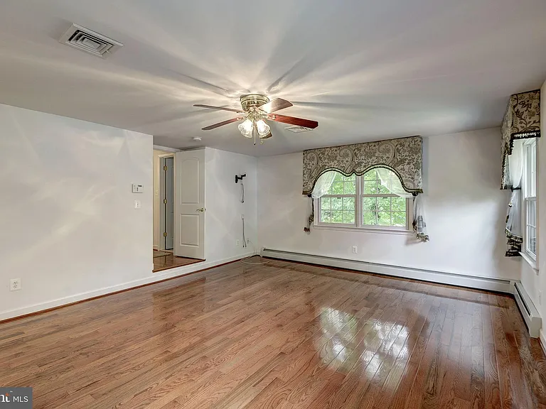 929 Woburn Ct — Photo 16