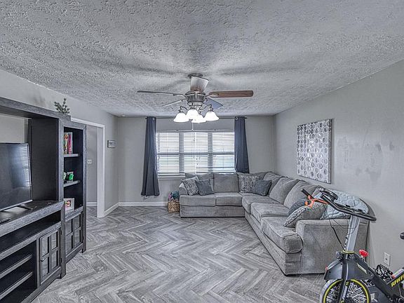 4th image of 2225 W Country Club Rd