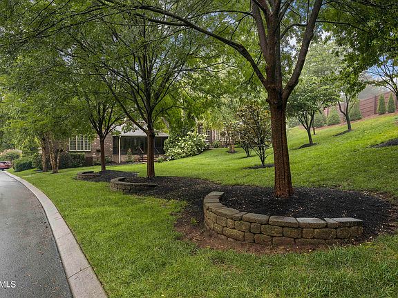 3rd image of 1435 Villa Forest Way
