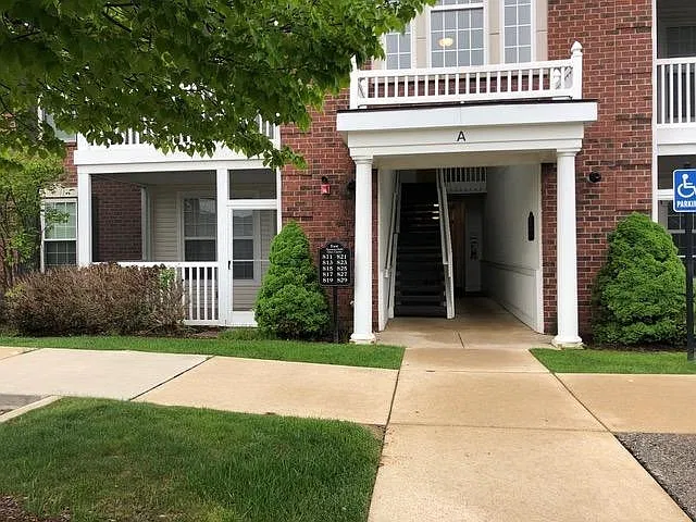 3 bed, 2.0 bath, 1385 sqft, $2,100 — Photo 1
