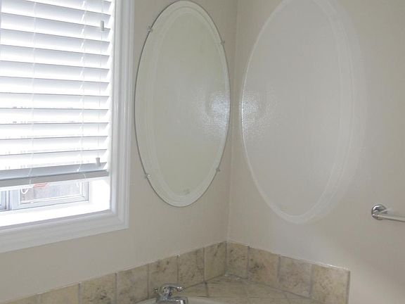 2nd image of 913 19th St APT 3