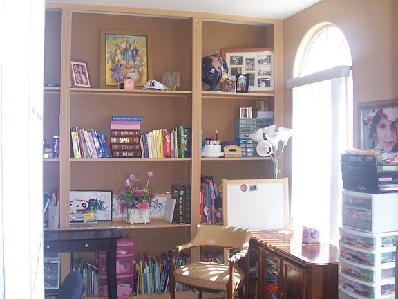 Library w/built in shelves