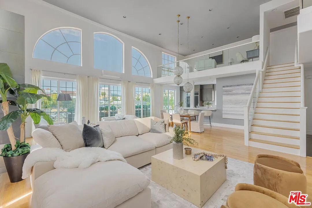 4 bed, 3.5 bath, 3115 sqft, $9,495 — Photo 4