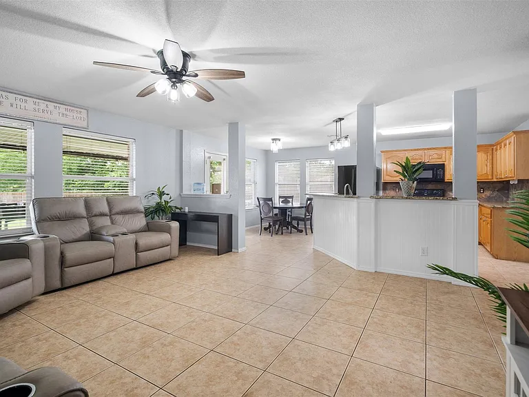 921 Zoe St — Photo 10