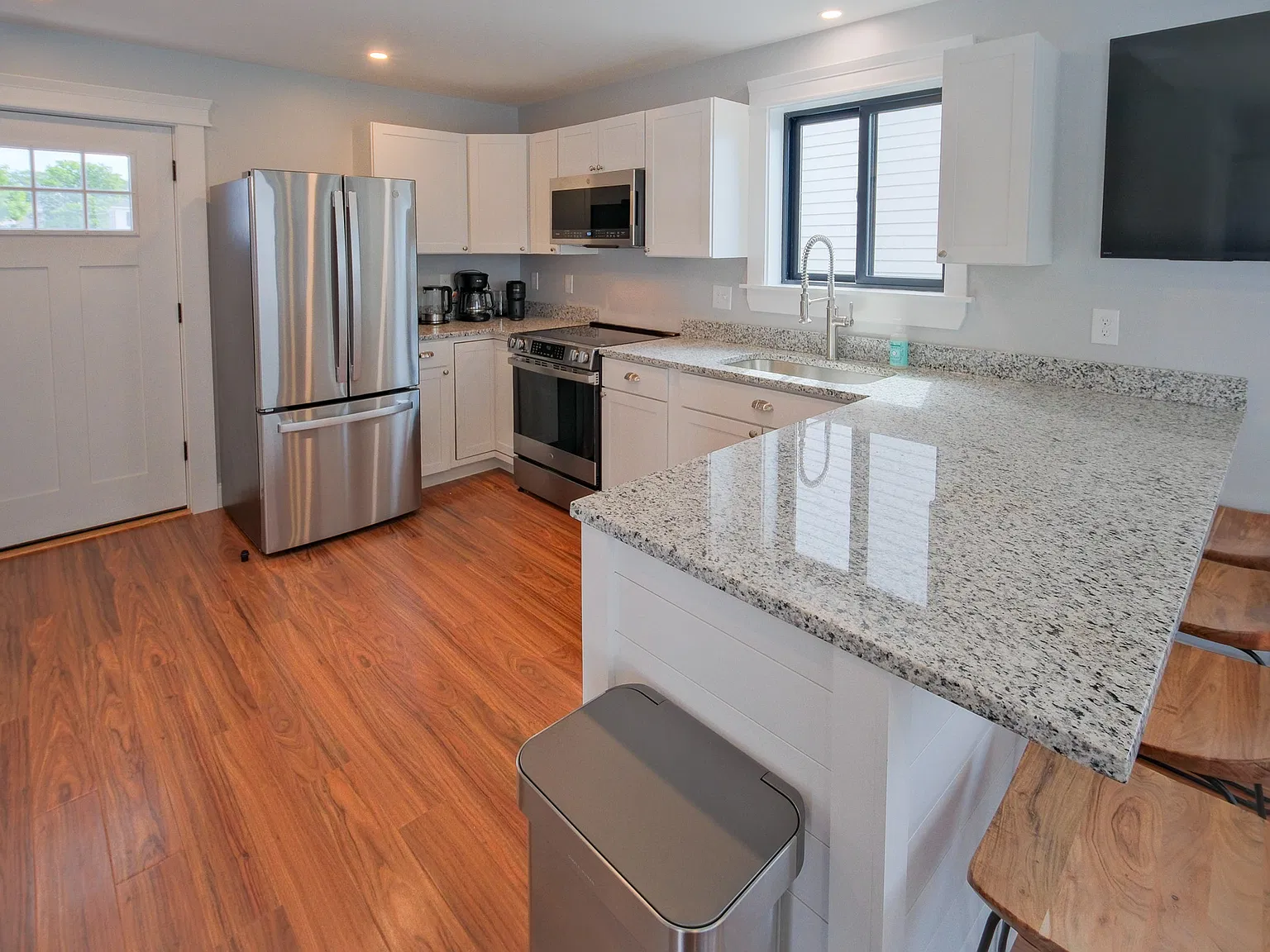 2 bed, 1.5 bath, 1000 sqft, $2,400 — Photo 2