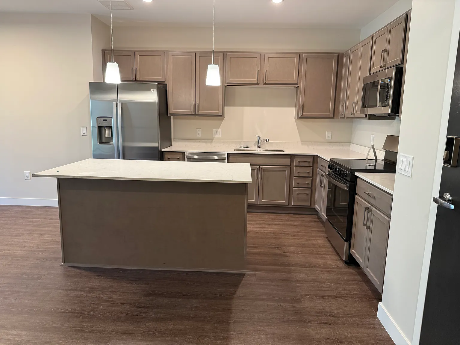 2 bed, 1228 sqft, $2,797 — Photo 2