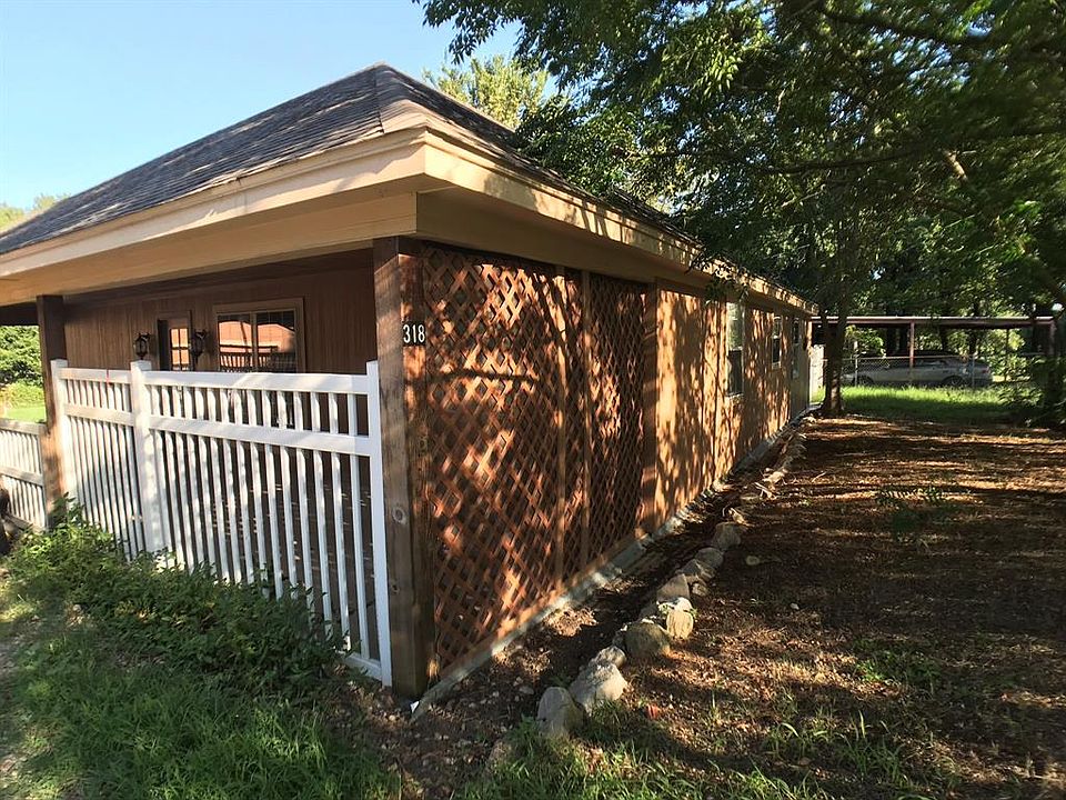 1st image of 318 Center Ln