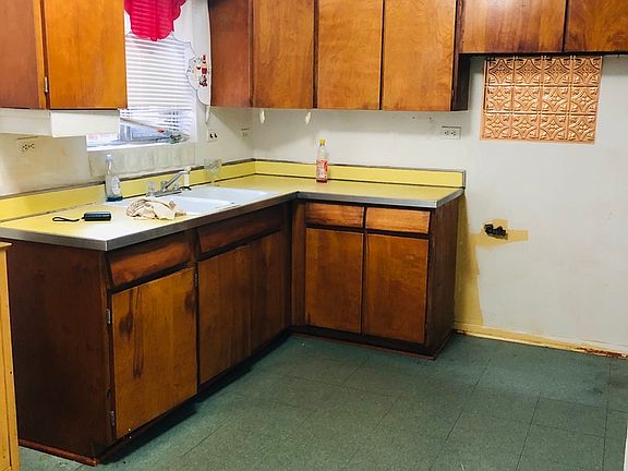 5th image of 10447 S Avenue E