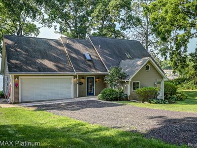 704 Thompson Lake Ave, Howell, MI, 48843