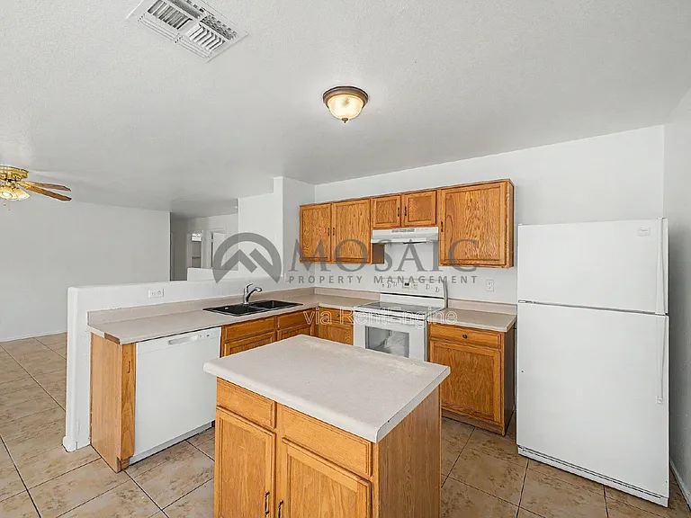 1004 E Cowboy Cove Trl — Photo 7