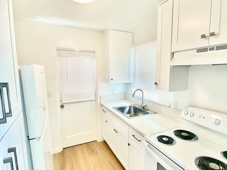 415 S Milpas St #A — Photo 3