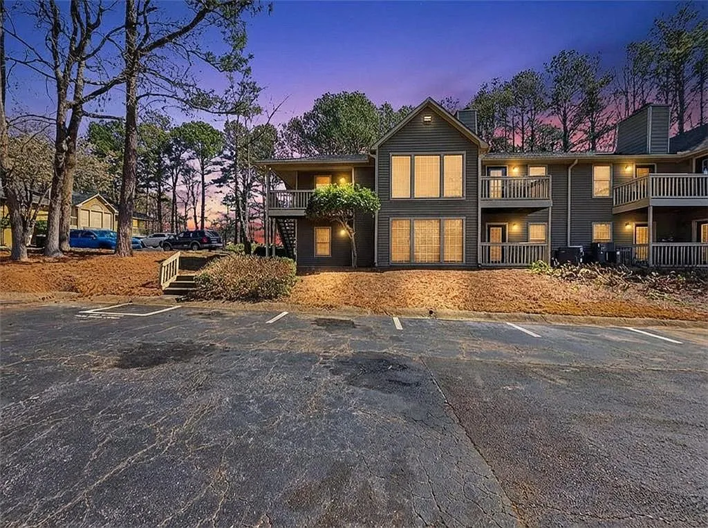 Building Photo - 1702 Country Park Dr SE
