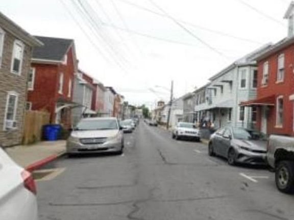 Exterior Neighborhood (street photo)