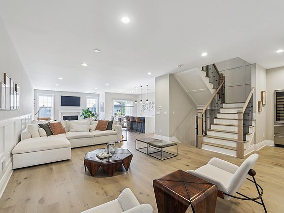 Living Room/Dinign Room