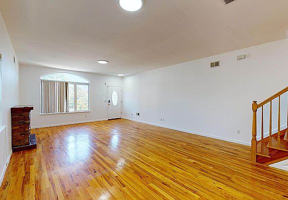 3rd image of 313 Jewett Ave